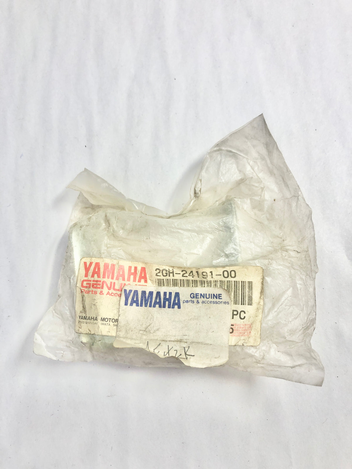 YAMAHA-FZR750R-BRACKET, FUEL TANK 1